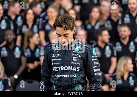 Abu Dhabi, Émirats arabes Unis. 5 décembre 2024. GEORGE RUSSELL (GBR) de Mercedes-AMG #63 regardant vers le bas devant la photo de l'équipe lors de la journée des médias au Grand Prix de formule 1 Abu Dhabi 2024 sur le circuit de Yas Marina. (Crédit image : © Antoine Lapeyre/ZUMA Press Wire) USAGE ÉDITORIAL SEULEMENT! Non destiné à UN USAGE commercial ! Banque D'Images