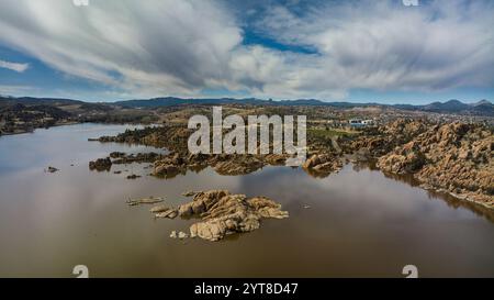 28 MARS 2023, PRESCOT, ARIZONA - USA - vue drone de Watson Lake Arizona Banque D'Images