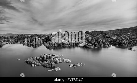 28 MARS 2023, PRESCOT, ARIZONA - USA - vue drone de Watson Lake Arizona Banque D'Images