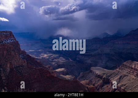 28 MARS 2023, RIVE SUD DU PARC NATIONAL DU GRAND CANYON, ARIZONA, États-Unis - neige fraîche tombe sur la rive sud du Grand Canyon Banque D'Images