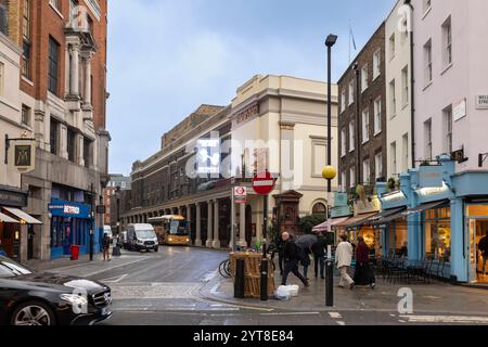 Londres, Royaume-Uni - 25 novembre 2024, l'entrée du Theatre Royal Drury Lane. Une rue près de Covent Garden avec des voitures et des gens. Banque D'Images