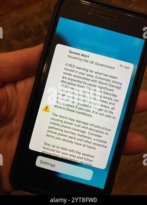 East Chinnock, Somerset, Angleterre - 6 décembre 2024 : alerte d'urgence de risque pour la vie sur téléphone portable alors que la tempête Darragh frappe le Royaume-Uni avec un rare avertissement rouge pour St Banque D'Images