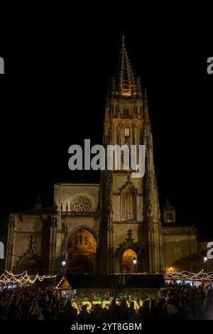 Oviedo, Espagne, 06 décembre 2024 : le marché de Noël avec la cathédrale d'Oviedo derrière pendant les lumières de Noël et le marché à Oviedo, le 06 décembre 2024, à Oviedo, Espagne. Crédit : Alberto Brevers / Alamy Live News. Banque D'Images