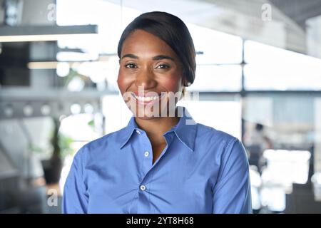 Confiante jeune femme d'affaires africaine souriante au bureau, portrait de tête. Banque D'Images
