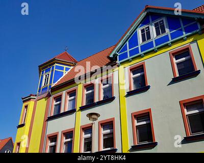 Tourelle et pignon de la maison d'angle no. 6 dans Otto-Richter-Straße à Magdebourg. Ce logement coopératif a été construit dans les années 1920 selon les principes de Neues Bauen (New Building) et conçu en couleur. Au début des années 2000, les façades colorées ont été fidèlement restaurées. Banque D'Images