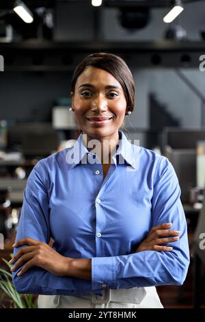 Confiante jeune femme d'affaires afro-américaine leader dans le bureau, portrait. Banque D'Images