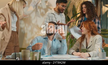 Différents collègues hommes en colère femmes filles garçons hommes femmes combat argumenter jeter des papiers crier stress désaccord problème conflit de groupe de trouble Banque D'Images