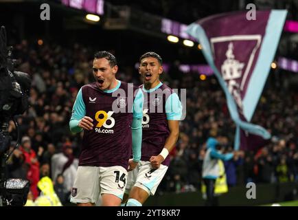 Connor Roberts de Burnley célèbre avoir marqué le premier but de son équipe lors du Sky Bet Championship match à Turf Moor, Burnley. Date de la photo : vendredi 6 décembre 2024. Banque D'Images