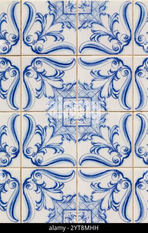 Azulejos, carreaux de céramique colorés, sur un mur de maison à Tavira, Algarve, Portugal. Banque D'Images