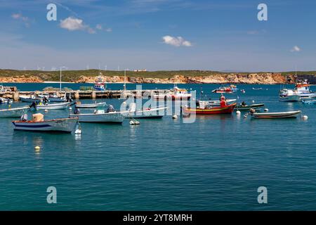 Bateaux de pêche dans le port de Sagres, Algarve, Portugal. Banque D'Images