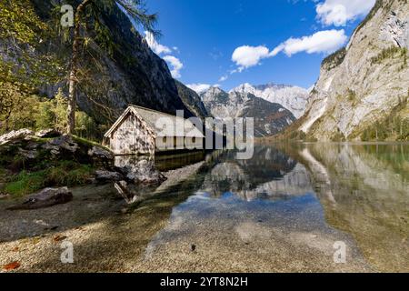 Hangar à bateaux sur l'Obersee à Berchtesgadener Land, Bavière, Allemagne. Banque D'Images