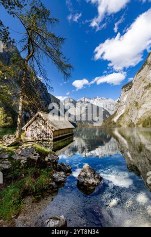 Hangar à bateaux sur l'Obersee à Berchtesgadener Land, Bavière, Allemagne. Banque D'Images