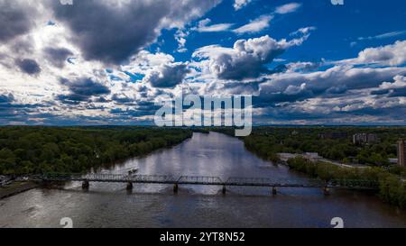 2 MAI 2023 - TRENTON NJ - vue aérienne du pont traversant la rivière Deleware dans Trenton New Jersey le Capitole de l'État Banque D'Images