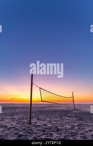 Filet de volley-ball au coucher du soleil sur la plage de Juist, Îles de Frise orientale, Allemagne. Banque D'Images