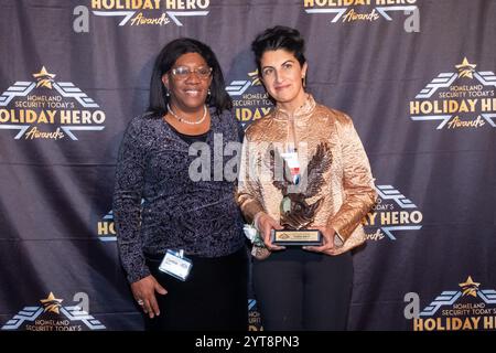Nadia Aman, et Cynthia Wilson de l'équipe de traitement UniIed, U.S. Customs and Border protection, U.S. Department of Homeland Security, acceptent le prix de la campagne la plus innovante pour augmenter la sécurité lors de la cérémonie de remise des prix HSToday's Holiday Hero Awards au Riverview à Occoquan à Lorton, en Virginie, le 5 décembre 2024. Les prix Homeland Security Today sont le seul programme national consacré à reconnaître les héros de toutes les disciplines de la sécurité intérieure. Des citoyens individuels aux maires en passant par les premiers intervenants, notre processus de nomination nous aide à trouver des personnes incroyablement spéciales qui travaillent au dilige Banque D'Images