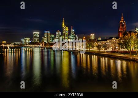 Toits de Francfort am Main dans la nuit. Banque D'Images