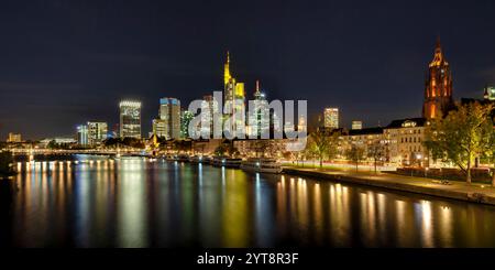 Toits de Francfort am Main dans la nuit. Banque D'Images