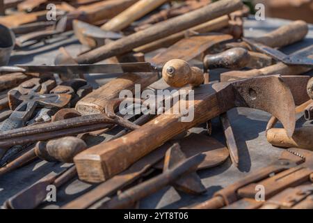 Il y a beaucoup d'outils anciens dans une ambiance ensoleillée Banque D'Images