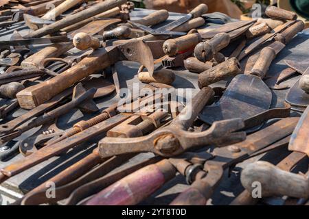 Il y a beaucoup d'outils anciens dans une ambiance ensoleillée Banque D'Images