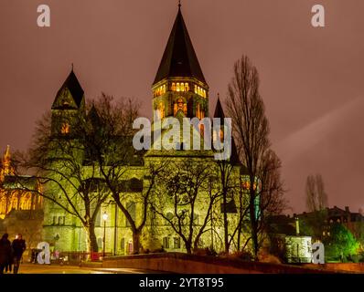 Paysage nocturne autour du Temple neuf, église protestante de Metz située en France Banque D'Images