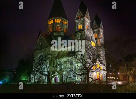 Paysage nocturne autour du Temple neuf, église protestante de Metz située en France Banque D'Images