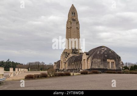Paysage autour du Douaumont Ossuary, un monument situé près de Verdun en France Banque D'Images