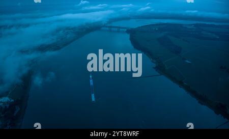 6 JUILLET 2023 - MEMPHIS, TN, États-Unis - pont Hernando de Soto à Memphis, Tennessee au-dessus du fleuve Mississippi au crépuscule avec des nuages bas Banque D'Images