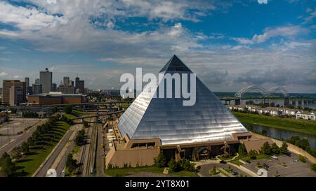 7 JUILLET 2023 - MEMPHIS, TN., États-Unis - Pyramide de Memphis avec ville de Mempis en arrière-plan Banque D'Images