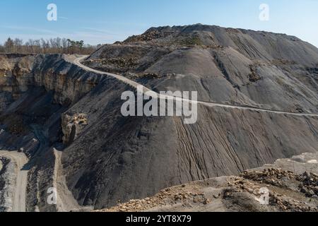 Paysage autour d'une mine à ciel ouvert avec route de gravier, gravier et tas de déblais dans une ambiance ensoleillée Banque D'Images