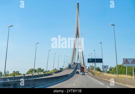 Impression du Pont de Normandie qui enjambe la Seine reliant le Havre à Honfleur en Normandie en France Banque D'Images