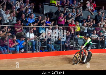 L'irlandaise Lara Gillespie remporte la victoire dans l'élimination féminine de l'UCI Track Champions League au Lee Valley VeloPark, Londres, Angleterre, le 6 décembre 2024. Photo de Phil Hutchinson. Utilisation éditoriale uniquement, licence requise pour une utilisation commerciale. Aucune utilisation dans les Paris, les jeux ou les publications d'un club/ligue/joueur. Crédit : UK Sports pics Ltd/Alamy Live News Banque D'Images