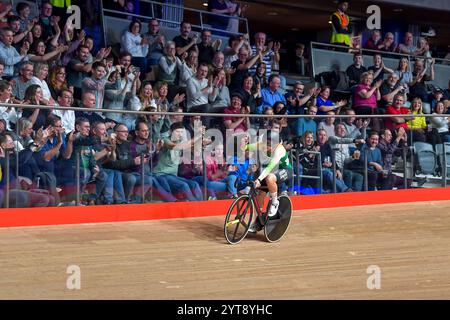 L'irlandaise Lara Gillespie remporte la victoire dans l'élimination féminine de l'UCI Track Champions League au Lee Valley VeloPark, Londres, Angleterre, le 6 décembre 2024. Photo de Phil Hutchinson. Utilisation éditoriale uniquement, licence requise pour une utilisation commerciale. Aucune utilisation dans les Paris, les jeux ou les publications d'un club/ligue/joueur. Crédit : UK Sports pics Ltd/Alamy Live News Banque D'Images