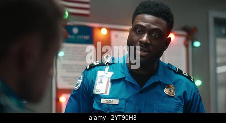 DATE DE SORTIE : 13 décembre 2024. TITRE : bagage à main. STUDIO : Netflix. RÉALISATEUR : Jaume collet-Serra. INTRIGUE : un mystérieux voyageur fait chanter un jeune agent de la TSA pour qu'il laisse passer un dangereux colis à travers la sécurité et sur un vol le jour de Noël. EN VEDETTE : Taron Egerton dans le rôle d'Ethan Kopek, SINQUA WALLS dans le rôle de Jason Noble. (Crédit image : © Netflix/Entertainment Pictures/ZUMAPRESS.com) USAGE ÉDITORIAL SEULEMENT ! Non destiné à UN USAGE commercial ! Banque D'Images