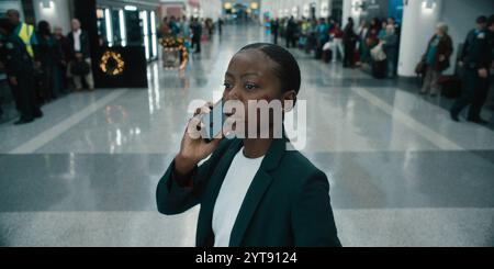 DATE DE SORTIE : 13 décembre 2024. TITRE : bagage à main. STUDIO : Netflix. RÉALISATEUR : Jaume collet-Serra. INTRIGUE : un mystérieux voyageur fait chanter un jeune agent de la TSA pour qu'il laisse passer un dangereux colis à travers la sécurité et sur un vol le jour de Noël. EN VEDETTE : DANIELLE DEADWYLER en tant que détective de LAPD Elena DeSoto. (Crédit image : © Netflix/Entertainment Pictures/ZUMAPRESS.com) USAGE ÉDITORIAL SEULEMENT ! Non destiné à UN USAGE commercial ! Banque D'Images