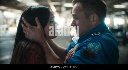 DATE DE SORTIE : 13 décembre 2024. TITRE : bagage à main. STUDIO : Netflix. RÉALISATEUR : Jaume collet-Serra. INTRIGUE : un mystérieux voyageur fait chanter un jeune agent de la TSA pour qu'il laisse passer un dangereux colis à travers la sécurité et sur un vol le jour de Noël. EN VEDETTE : SOFIA CARSON dans le rôle de Nora Parisi, TARON EGERTON dans le rôle d'Ethan Kopek. (Crédit image : © Netflix/Entertainment Pictures/ZUMAPRESS.com) USAGE ÉDITORIAL SEULEMENT ! Non destiné à UN USAGE commercial ! Banque D'Images