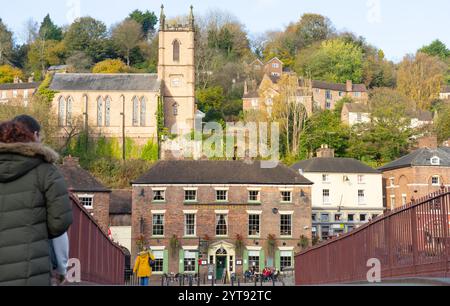 Le pont à Ironbridge dont le village porte le nom. Église St Lukes à mi-hauteur de la colline. Photo en octobre 2024. Banque D'Images