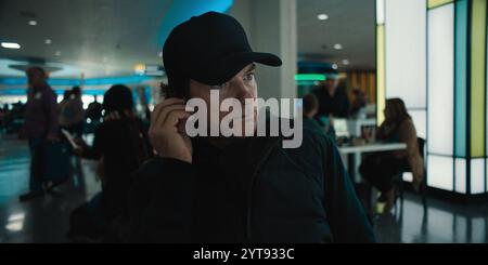 DATE DE SORTIE : 13 décembre 2024. TITRE : bagage à main. STUDIO : Netflix. RÉALISATEUR : Jaume collet-Serra. INTRIGUE : un mystérieux voyageur fait chanter un jeune agent de la TSA pour qu'il laisse passer un dangereux colis à travers la sécurité et sur un vol le jour de Noël. EN VEDETTE : JASON BATEMAN en tant que voyageur. (Crédit image : © Netflix/Entertainment Pictures/ZUMAPRESS.com) USAGE ÉDITORIAL SEULEMENT ! Non destiné à UN USAGE commercial ! Banque D'Images