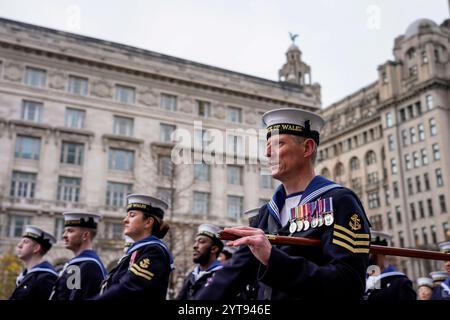 Liverpool, Royaume-Uni. Vendredi 6 décembre 2024, HMS Prince of Wales : L'équipage du HMS Prince of Wales marche à travers Liverpool après avoir reçu la liberté de la ville. Crédit James Giblin/Alamy Live News. Banque D'Images