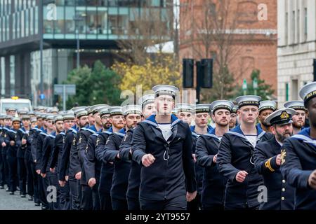 Liverpool, Royaume-Uni. Vendredi 6 décembre 2024, HMS Prince of Wales : L'équipage du HMS Prince of Wales marche à travers Liverpool après avoir reçu la liberté de la ville. Crédit James Giblin/Alamy Live News. Banque D'Images