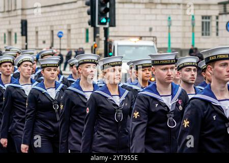 Liverpool, Royaume-Uni. Vendredi 6 décembre 2024, HMS Prince of Wales : L'équipage du HMS Prince of Wales marche à travers Liverpool après avoir reçu la liberté de la ville. Crédit James Giblin/Alamy Live News. Banque D'Images