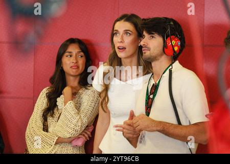 Yas Marina, Abu Dhabi. 06th Dec, 2024. 12/6/2024 - Alexandra Saint Mleux (ITA), (Leclerc Partner) et Rebecca Donaldson (GBR) (Sainz Partner) Scuderia Ferrari - lors de la session du vendredi du Grand Prix de formule 1 Etihad Airways Abu Dhabi 2024, Yas Marina, Abu Dhabi 6-8 décembre 2024 (photo Alessio de Marco/Sipa USA) crédit : Sipa USA/Alamy Live News Banque D'Images