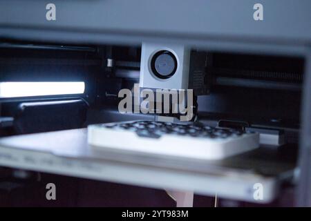 Le processus d'impression sur imprimante 3D. Imprimante 3D créant un modèle à partir de plastique fondu gros plan. ECOULEMENT de plastique fondu dans une extrudeuse et formation D'un objet VOLUMETRIQUE tridimensionnel. Technologies additives Banque D'Images