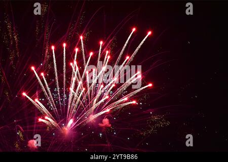 Feux d'artifice, magie légère dans le ciel Banque D'Images