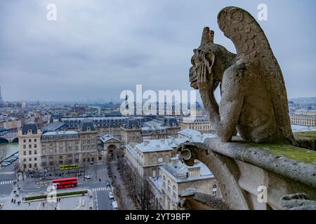 Gargouille sur le toit de Notre Dame Paris, France Banque D'Images