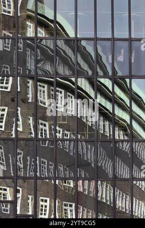 Le Chilehaus à Hambourg se reflète dans une façade en verre Banque D'Images