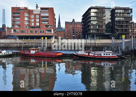 À Sandtorkai, Hambourg, avec vue sur le quartier des entrepôts de Speicherstadt Banque D'Images