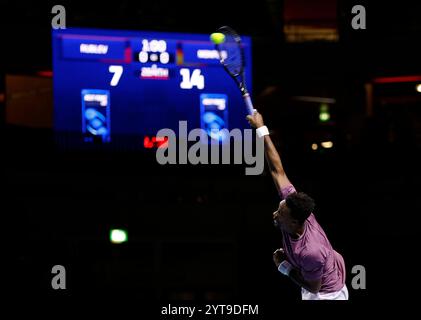 6 décembre 2024 ; Copper Box Arena, Stratford, Londres, Angleterre; Ultimate Tennis Showdown Grand final jour 1 ; Gael Monfils sert à Andrey Rublev Banque D'Images