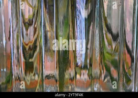 Reflets colorés dans un vase en verre transparent Banque D'Images