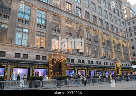 Le grand magasin Saks Fifth Avenue se trouve sur Fifth Avenue à Manhattan, New York. Banque D'Images