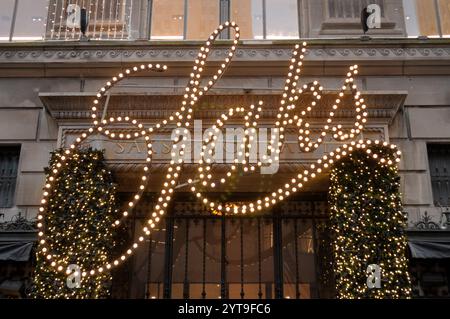 Le grand magasin Saks Fifth Avenue se trouve sur Fifth Avenue à Manhattan, New York. Banque D'Images